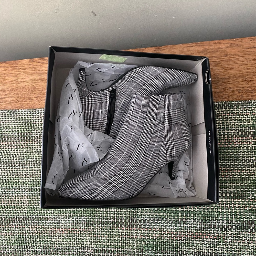 NWT Brand New Vera Wang Heeled Boots Size 10